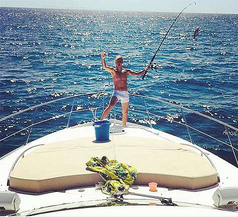 Джастин Бибер на яхте ловит рыбу. Фото: Instagram.com/justinbieber.