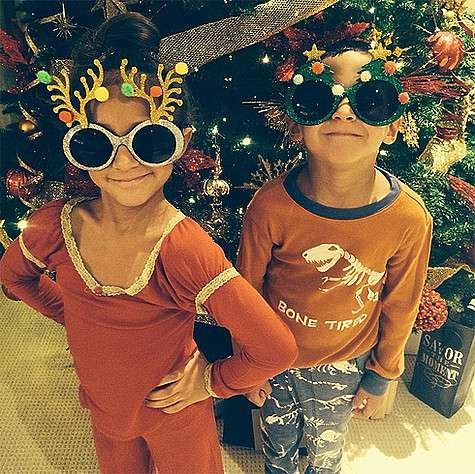 Рождественское настроение Дженнифер Лопес подарили ее дети, шестилетние Эмма и Макс. Фото: Instagram.com.