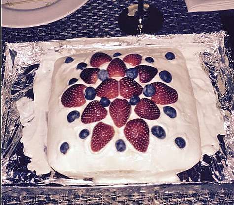 Вот этим тортом, который испек музыкант Илья Мезенцев, вдохновилась Наталья на свои кулинарные подвиги. Фото: Instagram.com/nataliapodolskaya.