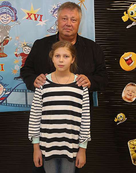 Сергей Степанченко с внучкой.