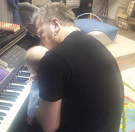 Владимир Пресняков уже приучает пятимесячного Артема к музыке. Фото: Instagram.com/nataliapodolskaya.