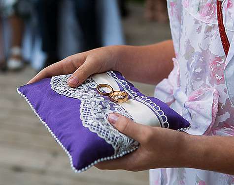 Свадебные аксессуары ручной работы всегда стоят дорого. Фото: Антон Барановский.