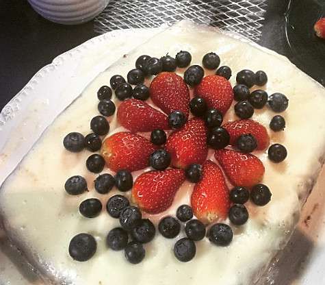 Наталья Подольская вспомнила былые времена и испекла торт для мужа и домашних. Фото: Instagram.com/nataliapodolskaya.