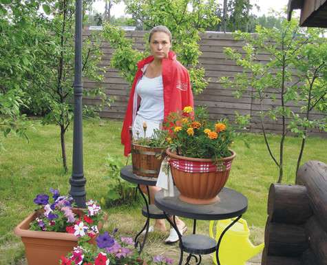 Марина Могилевская живет за городом и с удовольствием наводит на участке красоту: обустраивает клумбы и выращивает овощи. Фото: личный архив актрисы.