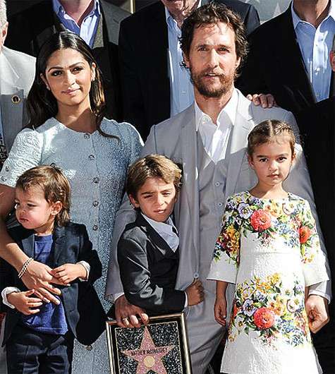 Мэтью Макконахи с женой Камилой Алвес и детьми. Фото: AP.