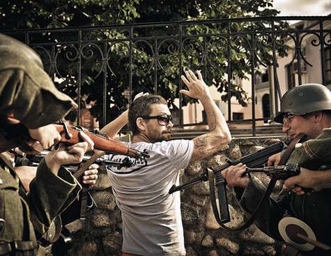 Гуляя по Минску, музыканты забрели на съемочную площадку картины «Смерш» и сфотографировались с «фашистами». Фото: материалы пресс-служб.