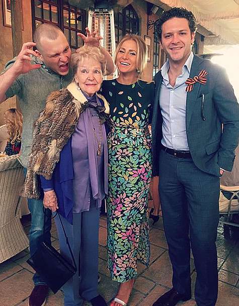 Ирина Скобцева, Сергей и Тата Бондарчук, Константин Крюков веселились от души на детском дне рождения. Фото: Instagram.com. Ирина Скобцева, Сергей и Тата Бондарчук, Константин Крюков веселились от души на детском дне рождения. Фото: Instagram.com.