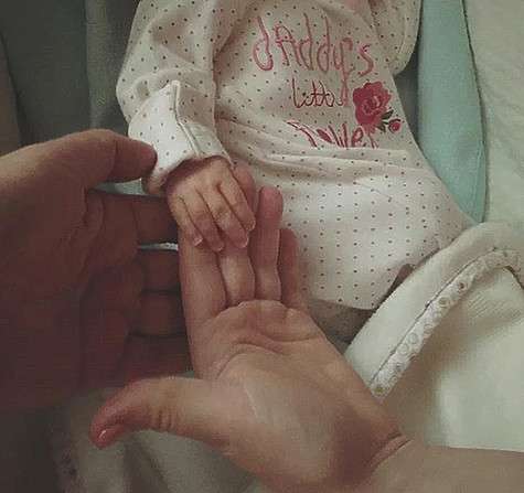 Юлия Проскурякова поделилась с поклонниками первым снимком малышки, которой 8 ноября исполнился месяц. Фото: Twitter.com/@uliavoice.