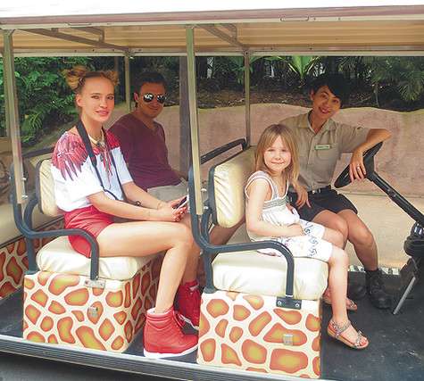 Наташа с мужем Александром и старшей дочкой Лидой три дня провели в Сингапуре, где посетили зоопарк. Фото: материалы пресс-служб.