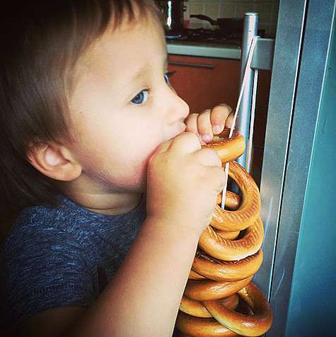 Сын Дмитрия Колдуна Ян, которому в январе исполнилось 2 года, как выяснилось, очень любит баранки. Фото: Instagram.com.