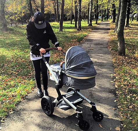 Виктория Дайнеко 3 октября стала мамой. А через неделю уже вышла с дочкой на прогулку в расположенном неподалеку от дома парке. Фото: Instagram.com/victoriadaineko.