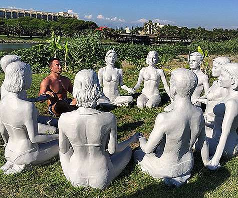 Михаил Терехин медитирует после скандального интервью. Фото: Instagram.com/terekhinmisha.