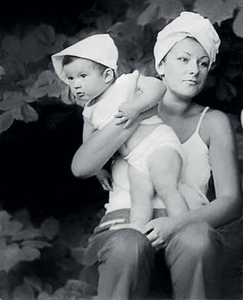 «Мама меня сильно любила и опекала. Я остался у нее единственной частичкой от человека, которого она обожала». Фото: личный архив Бари Алибасова. «Мама меня сильно любила и опекала. Я остался у нее единственной частичкой от человека, которого она обожала». Фото: личный архив Бари Алибасова.