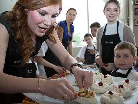 Звезды вместе с детьми испекли пирожки. Фото: материалы пресс-служб.