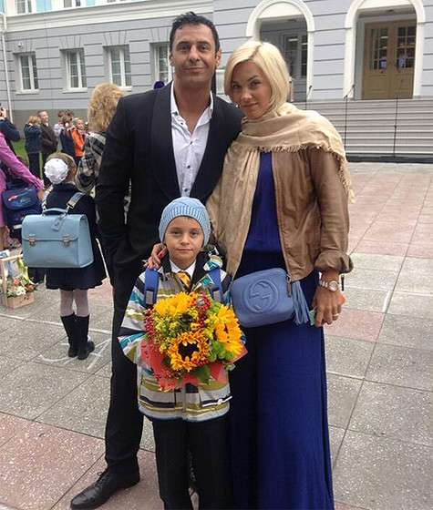 Стас Костюшкин с женой и сыном. Фото: Twitter.com.