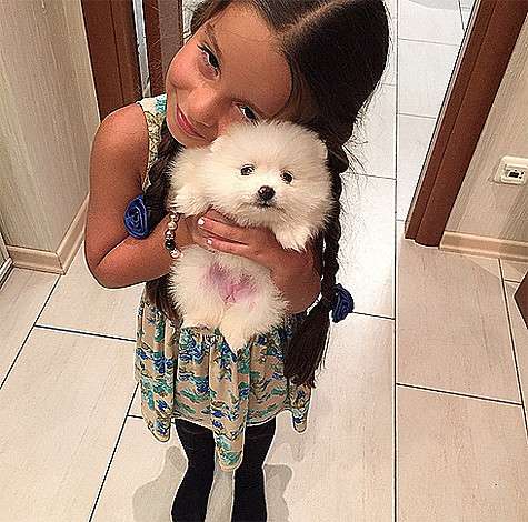 Маруся теперь не выпускает щенка из рук. Фото: Instagram.com/borodylia.