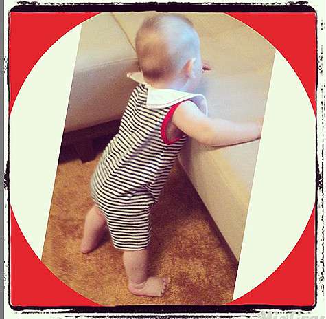 Младший сын Кожевниковой Максимка, которому скоро будет полгода, уже стоит на ножках. Фото: Instagram.com/mkozhevnikova.