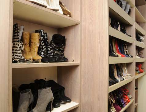 На полках в гардеробной разместилось около ста пар обуви Жасмин. Фото: Евгений Матвеев.