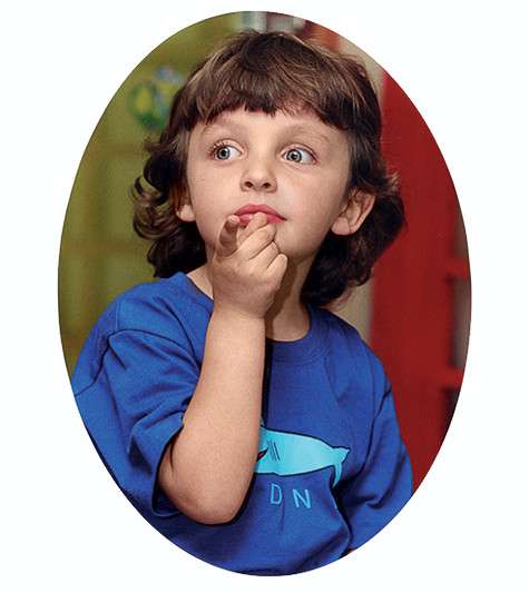 «Сейчас я с трудом смирилась, что мой ребенок говорит басом, вымахал метр девяносто, а размер обуви имеет сорок пятый». Фото: личный архив Михаила Жванецкого. «Сейчас я с трудом смирилась, что мой ребенок говорит басом, вымахал метр девяносто, а размер обуви имеет сорок пятый». Фото: личный архив Михаила Жванецкого.