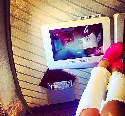 Виктория поддержала эстафету своего друга фотографа и запечатлела свои ноги на стене самолета. Фото: Instagram.com.