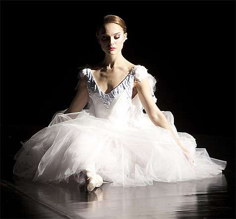 Для того чтобы сыграть балерину Нину, Портман вспомнила свои занятия балетом. Кадр из фильма «Черный лебедь».