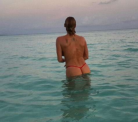 Анастасии Волочковой пришлось показывать, какие купальники и трусики она носит. Фото: Instagram.com/volochkova_art.