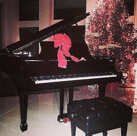 Дуэйну Джонсону подарили... рояль. Фото: Instagram.com.