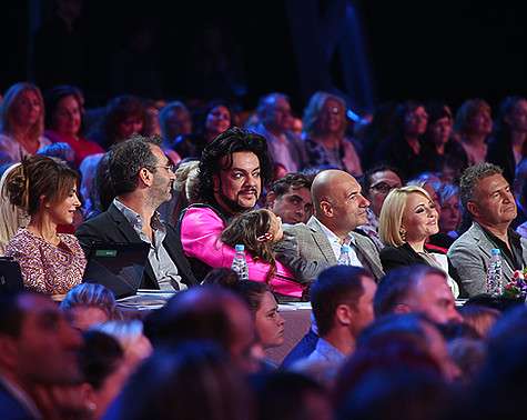 Во время первого концерта конкурсантов трехлетняя Алла-Виктория сидела на коленях у Филиппа Киркорова. Во время первого концерта конкурсантов трехлетняя Алла-Виктория сидела на коленях у Филиппа Киркорова.