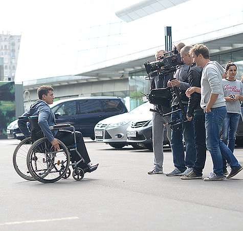 Ради роли в новом фильме Павел Прилучный сел в инвалидное кресло. Фото: материалы пресс-служб.