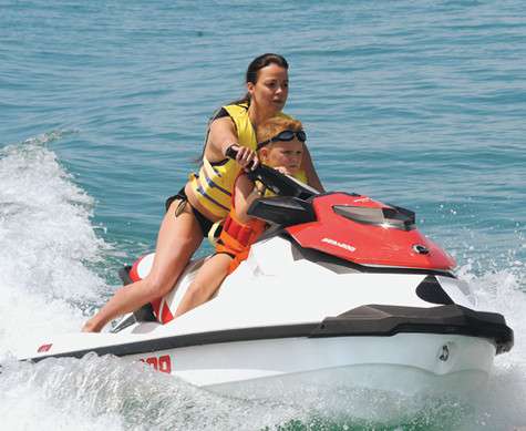 Наталья демонстрирует таланты не только в вождении автомобиля, но и водного вида транспорта. Фото: Борис Кремер. Наталья демонстрирует таланты не только в вождении автомобиля, но и водного вида транспорта. Фото: Борис Кремер.