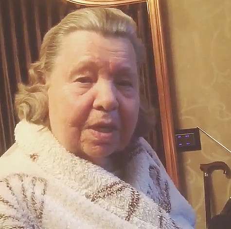 Бабушка певицы напомнила ей, что пристрастие к селфи врачи признали психическим заболеванием. Фото: Instagram.com/chistyakova_ionova.