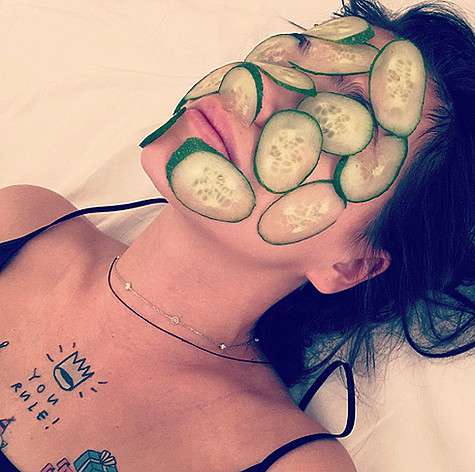 Lenatemnikovaofficial: «Утро после дня рождения. Сразу скажу, что алкоголь не пили. Но суши перед сном были ошибкой. Теперь это ошибка у меня на лице. Сегодня фотосессия». Фото: Instagram.com/lenatemnikovaofficial. Lenatemnikovaofficial: «Утро после дня рождения. Сразу скажу, что алкоголь не пили. Но суши перед сном были ошибкой. Теперь это ошибка у меня на лице. Сегодня фотосессия». Фото: Instagram.com/lenatemnikovaofficial.