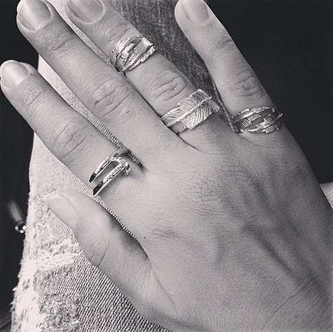 Кэти Топурия примеряет кольца. Фото: Instagram.com.