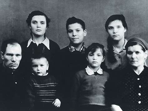 Cергей Пенкин вырос в многодетной семье. Он — младший из пяти детей. На снимке: с родителями, братом и сестрами. Фото: личный архив Сергея Пенкина.