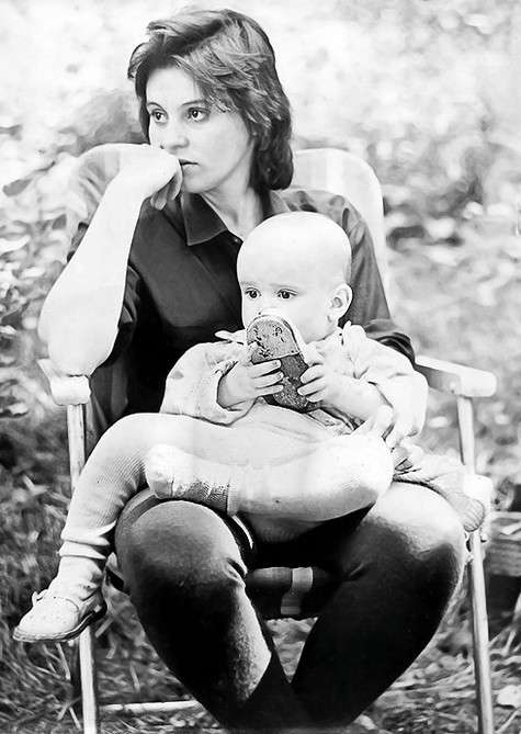 Маленький Саша с мамой. Фото: личный архив Александра Домогарова-младшего.