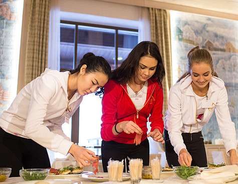 Известный шеф-повар Олег Демидов преподал конкурсанткам основы кулинарного искусства. Фото: материалы пресс-служб.