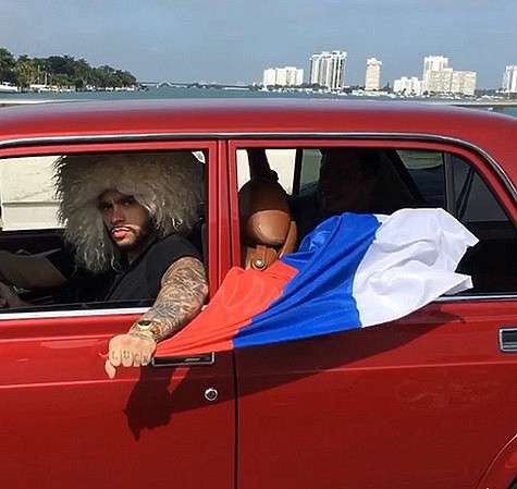 Неделю назад Тимати проехался по Флориде на русских «Жигулях», высунув из окна российский флаг. Фото: Instagram.com/timatiofficial.