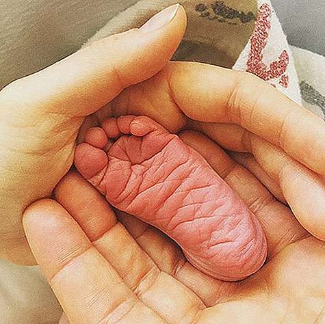 Анна Вьялицына поделилась первым снимком новорожденной дочки. Фото: Instagram.com.