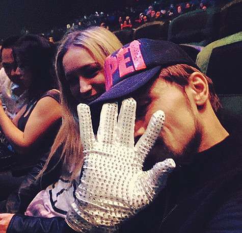 Дмитрий и Анна побывали на шоу, посвященном Майклу Джексону. Естественно, не обошлось и без легендарной перчатки поп-короля. Фото: Instagram.com/bilanofficial.