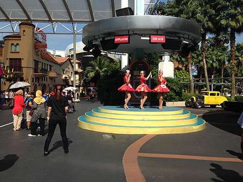 Как и в американском Universal Studio, в сингапурском повсюду царит атмосфера Голливуда. Как и в американском Universal Studio, в сингапурском повсюду царит атмосфера Голливуда.