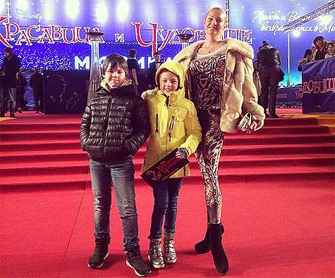 Анастасия Волочкова с Ариадной и ее другом Сережей сходили на мюзикл. Фото: Instagram.com/volochkova_art.