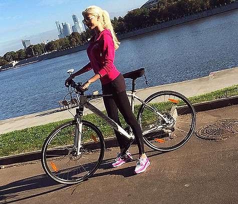 Этим летом Шишкова всерьез увлеклась велопрогулками. Фото: Instagram.com/missalena92.