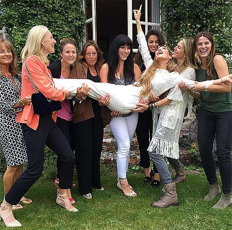 Джеки Эйнсли с подружками во время девичника. Фото: Instagram.com.