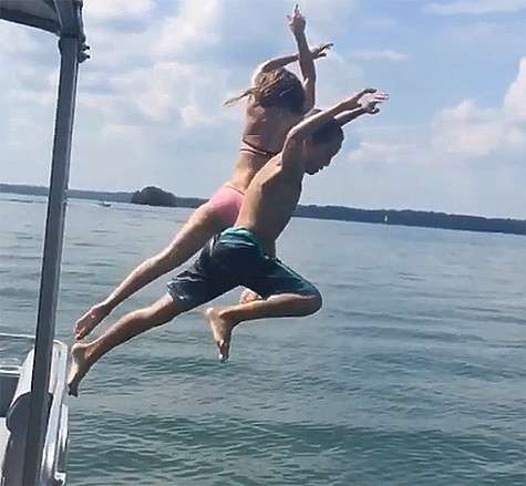 Кейт Хадсон выложила видео, на котором вместе с сыном прыгает с палубы катера. Фото: Instagram.com/katehudson.