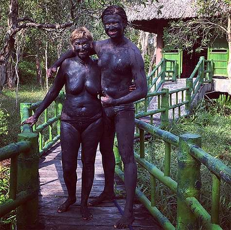 Прохор Шаляпин и Лариса Копенкина во время принятия грязевых ванн. Фото: Instagram.com.