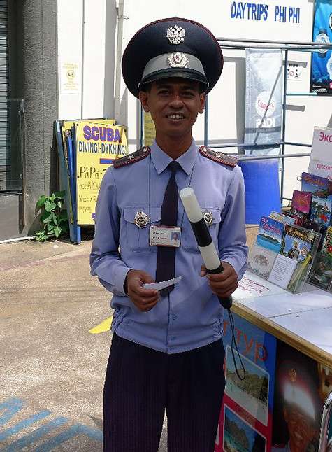 А вот сами тайцы в последнее время усиленно учат русский. Например, этот «российский полицейский» по имени Чарт довольно сносно говорит на «великом и могучем». Отбоя от русских туристов у него нет!