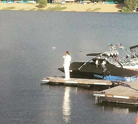 Дмитрий Шохин ждал невесту на берегу реки. Фото: Instagram.com.