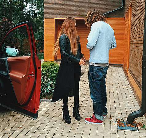 По словам Долматовой, именно этот мужчина сейчас ее поддерживает. Aizalovesam: «Моя поддержка выглядит так.. 2 метра ростом и с очень кудрявой головой) а моя голова впервые за 5 дней ощутила воду, и то ради работы». Фото: Instagram.com/aizalovesam. По словам Долматовой, именно этот мужчина сейчас ее поддерживает. Aizalovesam: «Моя поддержка выглядит так.. 2 метра ростом и с очень кудрявой головой) а моя голова впервые за 5 дней ощутила воду, и то ради работы». Фото: Instagram.com/aizalovesam.