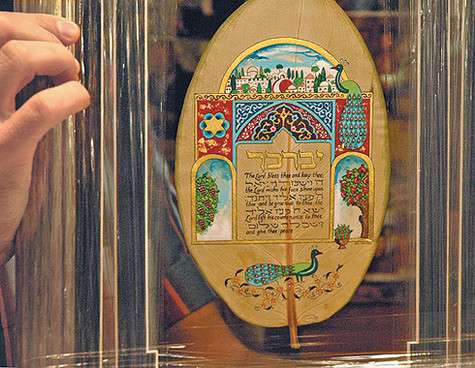 Лист цветка диффенбахии с османской каллиграфией. Фото: материалы пресс-служб.