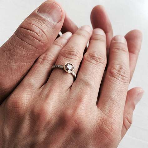 Помолвочное кольцо Эмили Ливингстон выбрала себе сама. Фото: Instagram.com/emilielivingston.